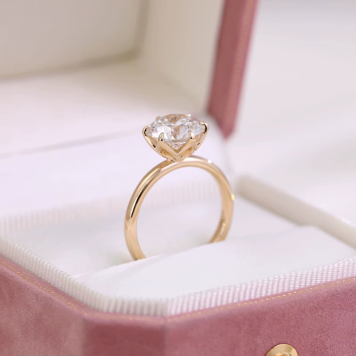 Women's Beautiful Shimmering Ring